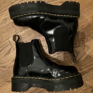 Dr. Martens 2976 SMOOTH LEATHER PLATFORM CHELSEA BOOTS